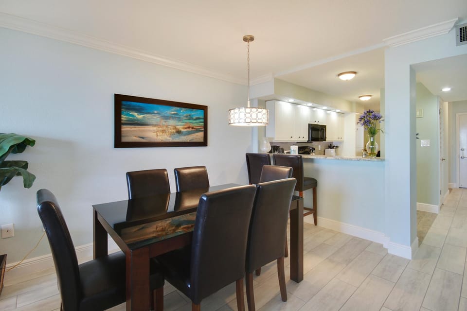 Condo, 1 King Bed with Sofa bed (Land's End 7-305 Beach Front) | Dining