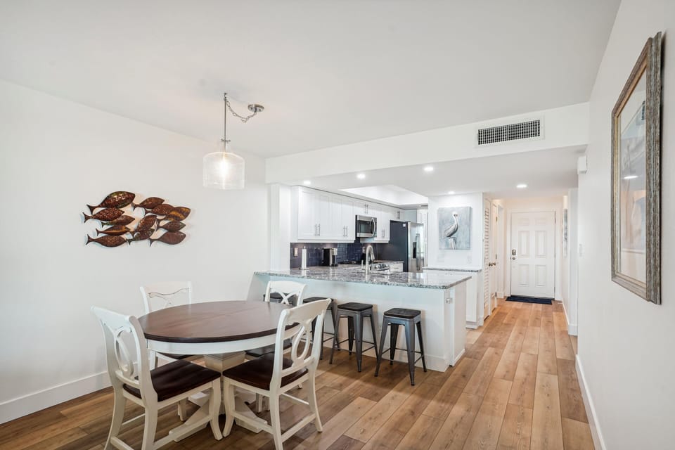 Condo, 1 King Bed with Sofa bed (Land's End 7-402 Beach Front - Premie) | Dining