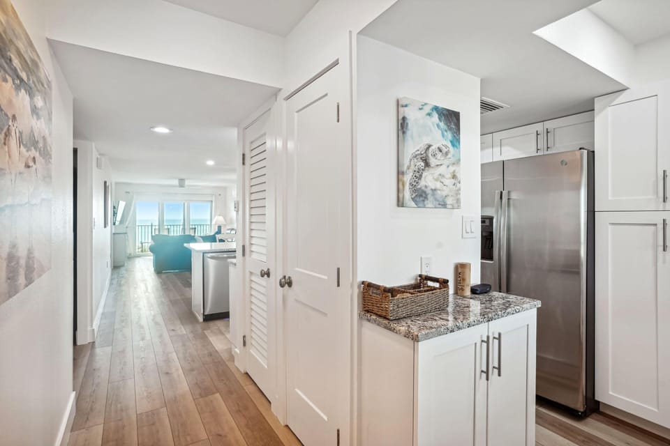 Condo, 1 King Bed with Sofa bed (Land's End 7-402 Beach Front - Premie) | Interior
