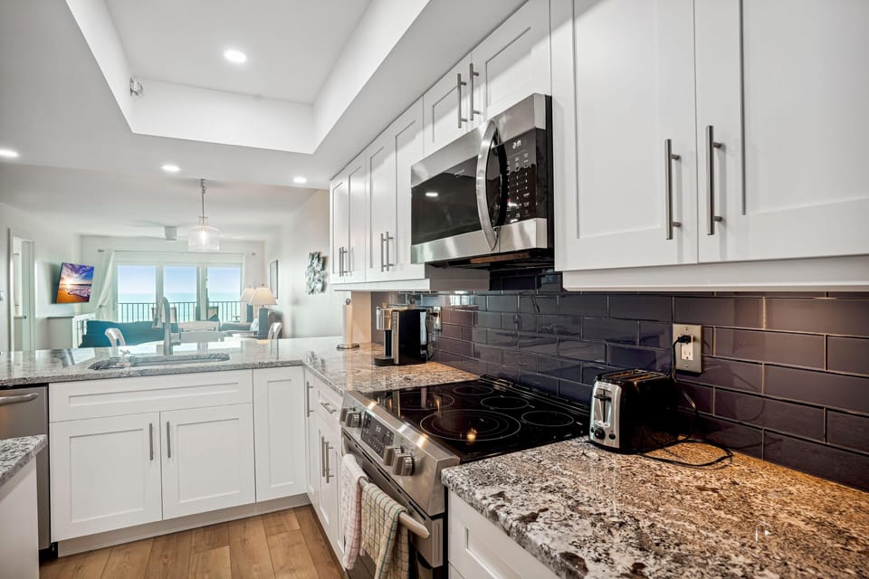 Condo, 1 King Bed with Sofa bed (Land's End 7-402 Beach Front - Premie) | Private kitchen | Oven, toaster