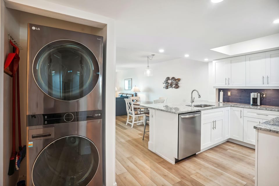 Condo, 1 King Bed with Sofa bed (Land's End 7-402 Beach Front - Premie) | Private kitchen | Oven, toaster