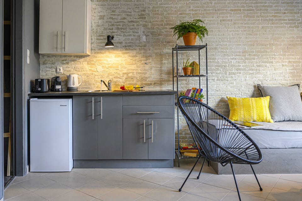 Deluxe Studio | Private kitchen | Espresso maker, coffee/tea maker, cookware/dishes/utensils, freezer