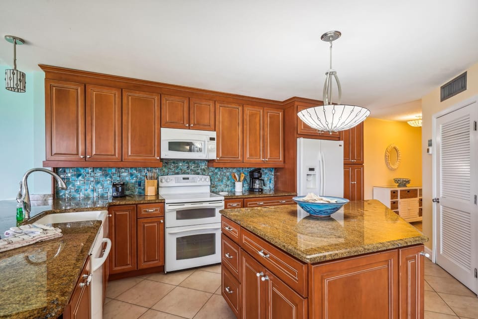 Condo, 1 King Bed (Land's End 8-201 Beach Front - Premie) | Private kitchen
