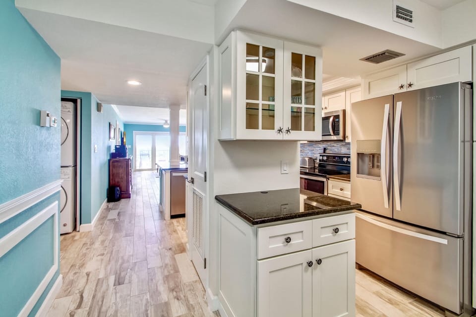 Condo, Multiple Beds (Land's End 8-204 Beach Front - Premie) | Private kitchen | Oven, toaster