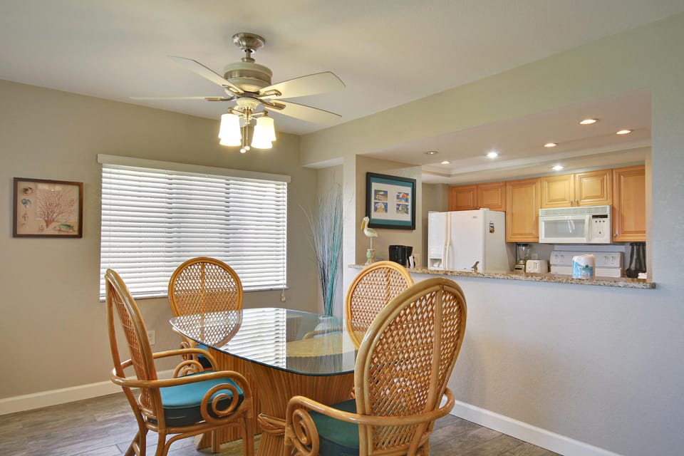 Condo, 1 King Bed (Land's End 8-306 Beach Front - Premie) | Dining