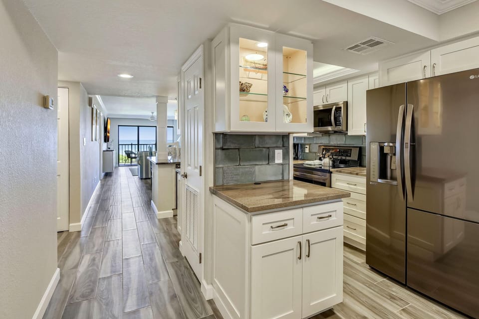 Condo, 1 King Bed (Land's End 9-304 Beach Front - Premie) | Private kitchen | Oven, toaster