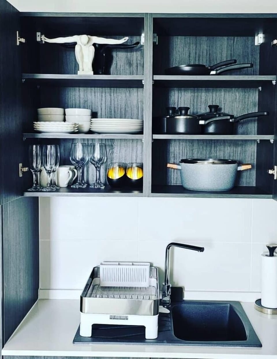 Fridge, microwave (on request), oven, stovetop
