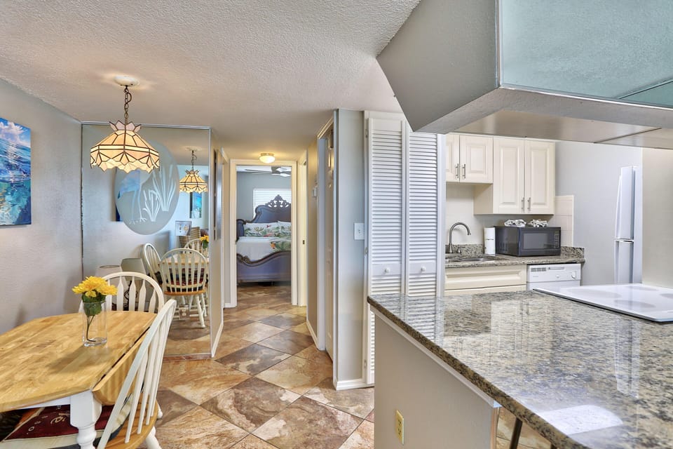 Condo, Multiple Beds (Sunset Chateau 506 - Premier) | Dining