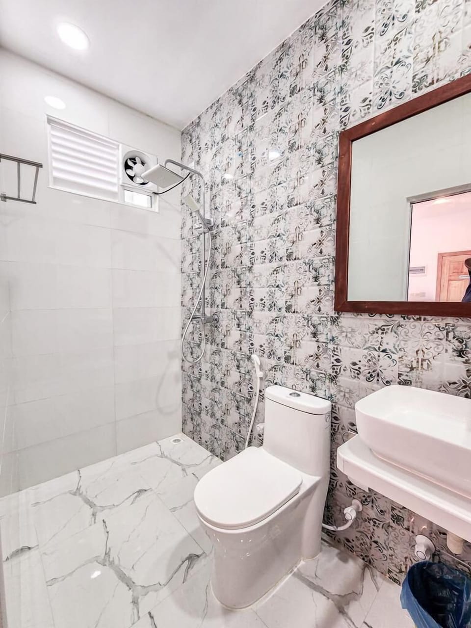 Double or Twin Room | Bathroom | Free toiletries, hair dryer