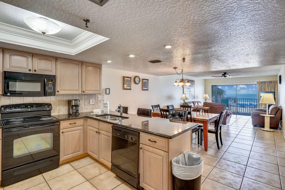 Condo, Multiple Beds (Sand Dollar 107) | Private kitchen | Oven, toaster