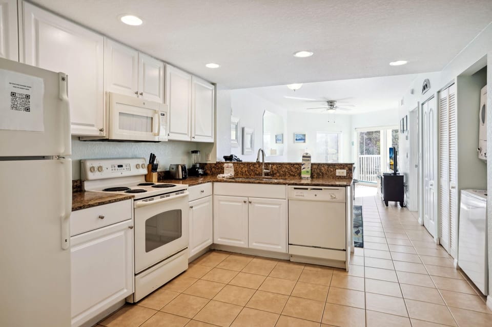 Condo, Multiple Beds (Sunset Vistas 206S) | Private kitchen | Oven, toaster