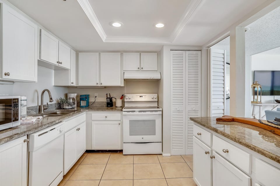 Condo, Multiple Beds (Trillium 1B - Premier) | Private kitchen | Oven, toaster