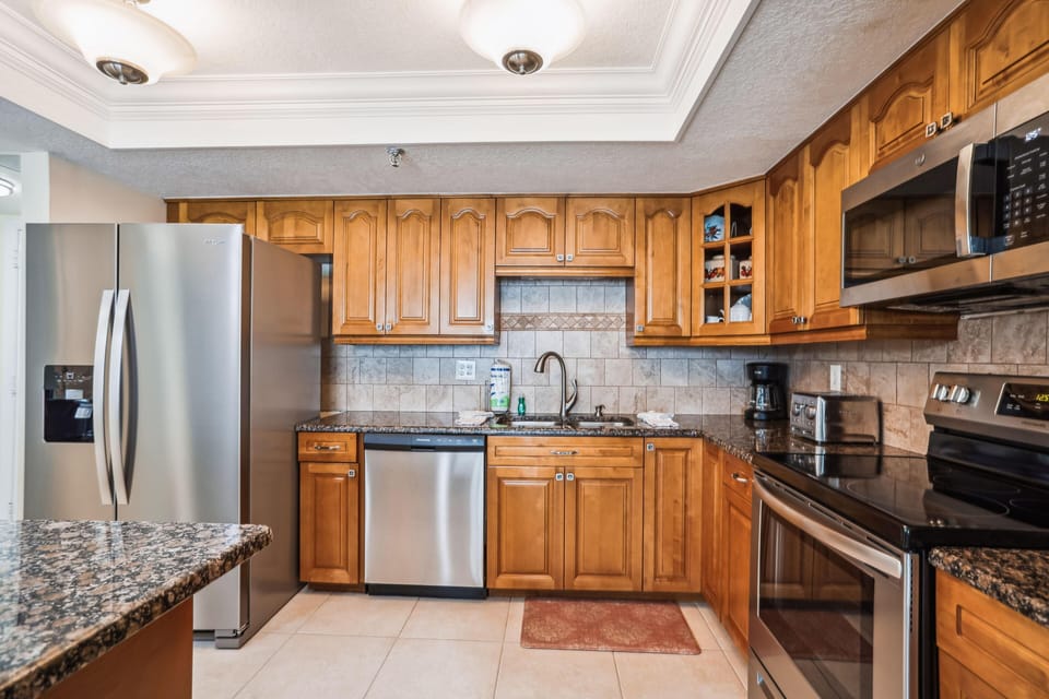 Condo, Multiple Beds (Trillium 2B - Premier) | Private kitchen | Oven, toaster