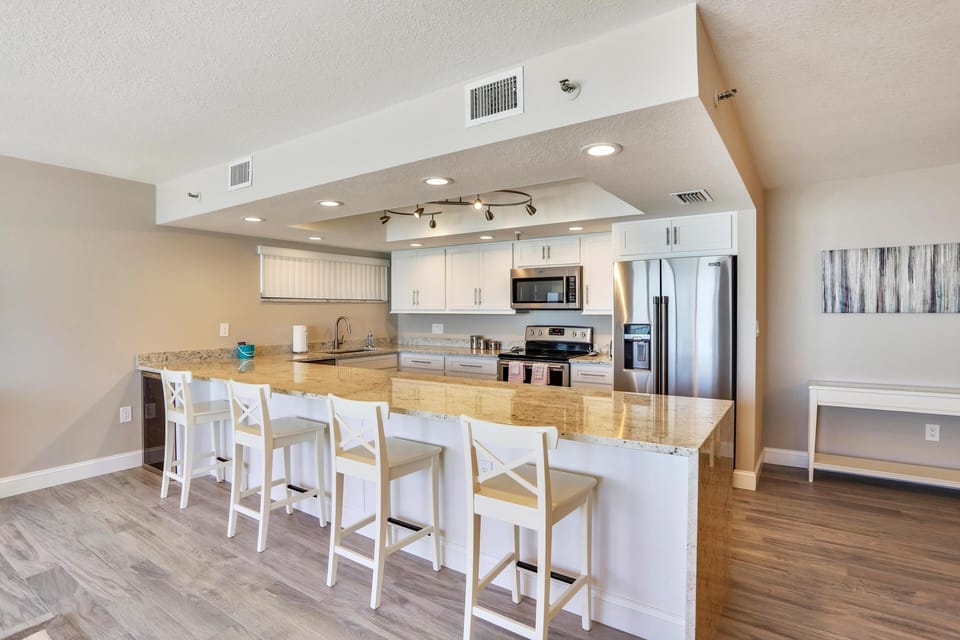 Condo, 1 King Bed (Trillium 4C - Premier) | Private kitchen | Oven, toaster