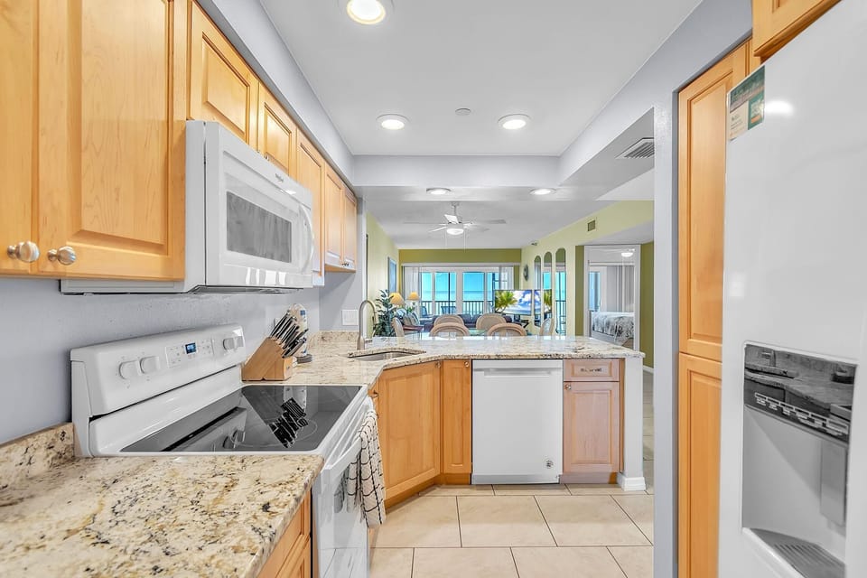Condo, Multiple Beds (Villa Madeira 202) | Private kitchen | Oven, toaster