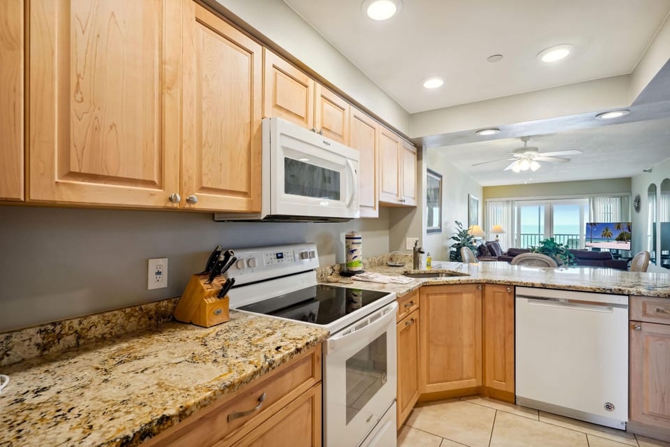 Condo, Multiple Beds (Villa Madeira 202) | Private kitchen | Oven, toaster