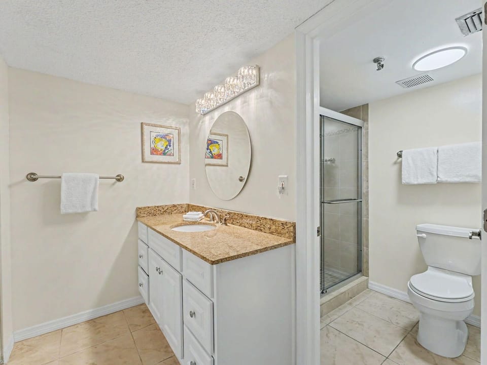 Villa Madeira 301 - Premier Apartment in Madeira Beach