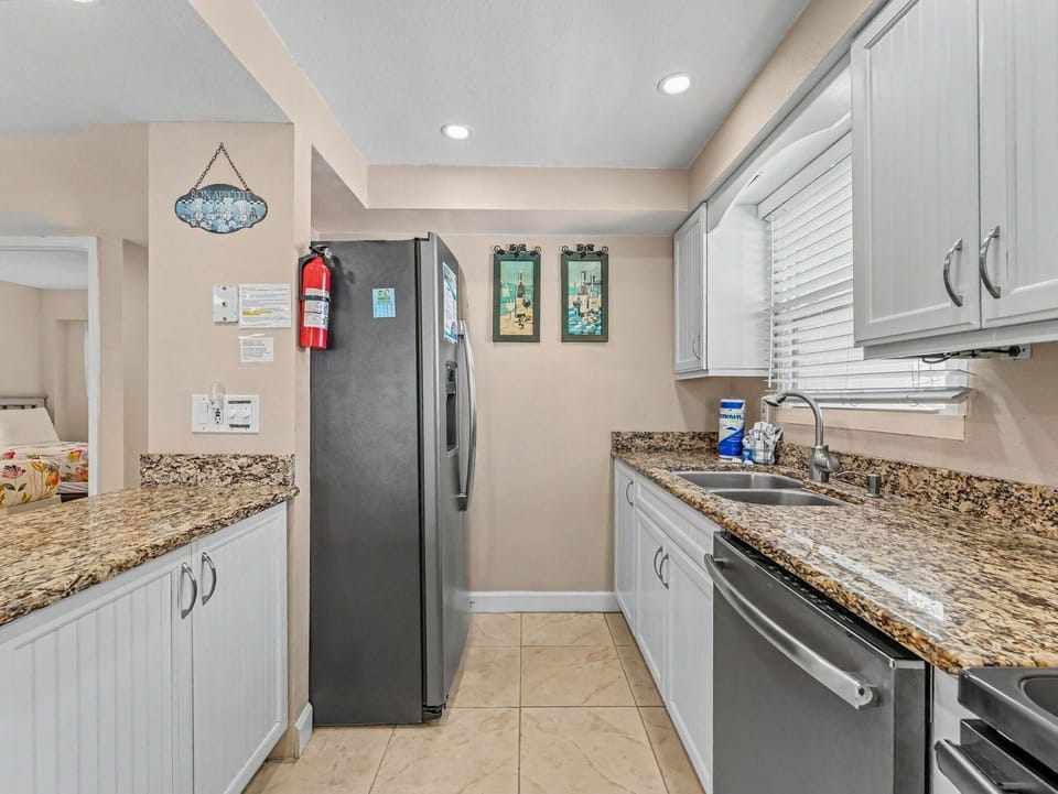 Condo, Multiple Beds (Villa Madeira 301 - Premier) | Private kitchen | Oven, toaster