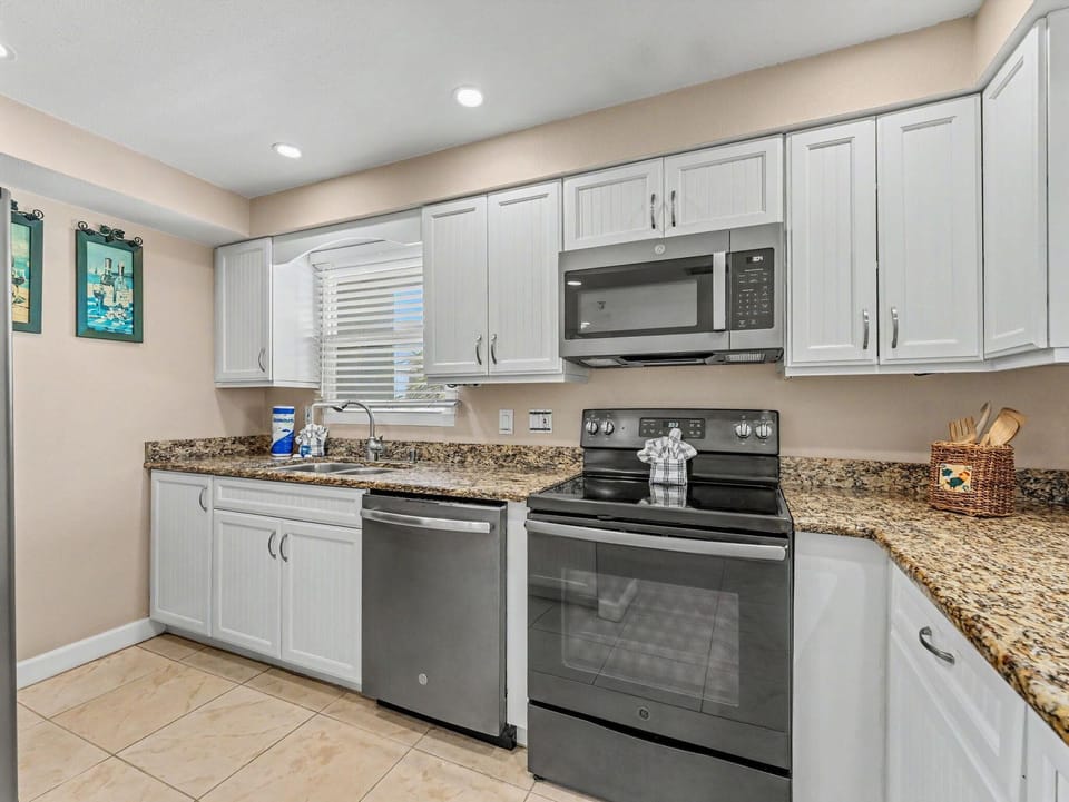 Condo, Multiple Beds (Villa Madeira 301 - Premier) | Private kitchen | Oven, toaster