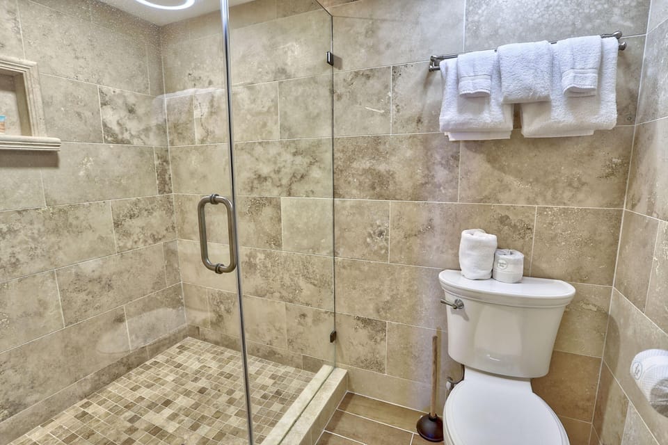 Villa Madeira 404 - Premier Apartment in Madeira Beach