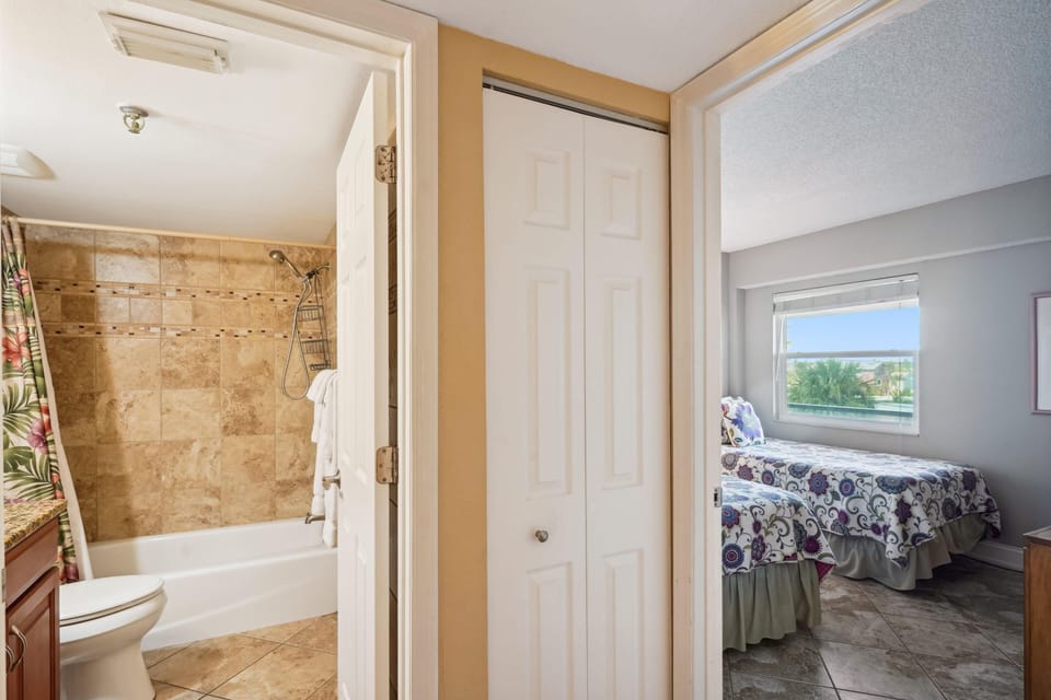 Villa Madeira 405 - Premier Apartment in Madeira Beach