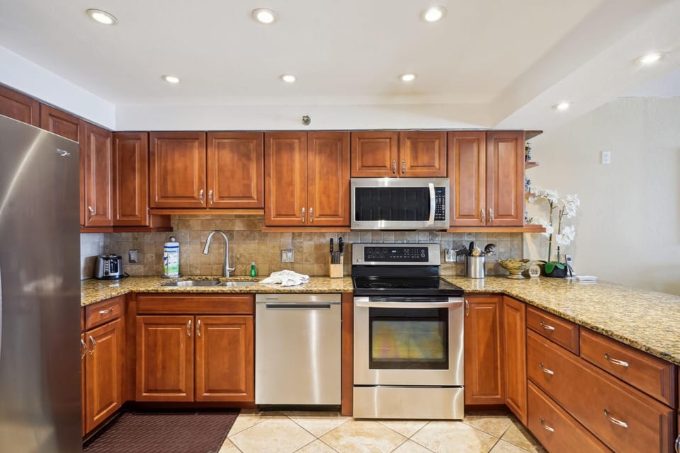Condo, 1 King Bed with Sofa bed (Villa Madeira 405 - Premier) | Private kitchen | Oven, toaster
