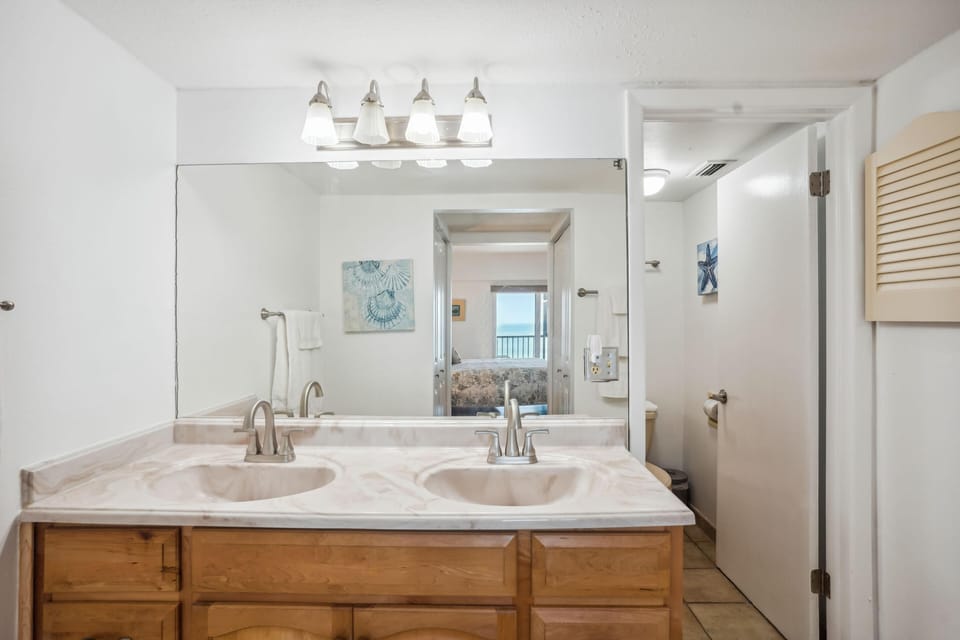 Villa Madeira 505 - Premier Apartment in Madeira Beach