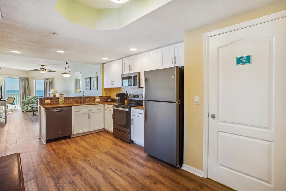 Condo, Multiple Beds (Sunset Vistas 501W) | Private kitchen | Oven, toaster