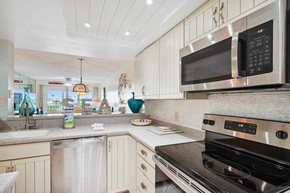 Condo, Multiple Beds (Land's End 3-405 Bay Front - Premier) | Private kitchen | Oven, toaster