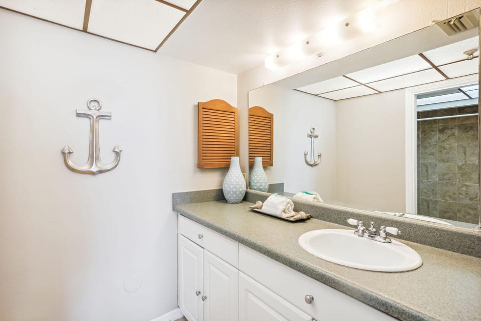 Sea Breeze 106 Apartment in Madeira Beach