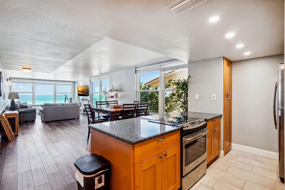 Condo, Multiple Beds (Madeira Vista 201) | Private kitchen | Oven, toaster