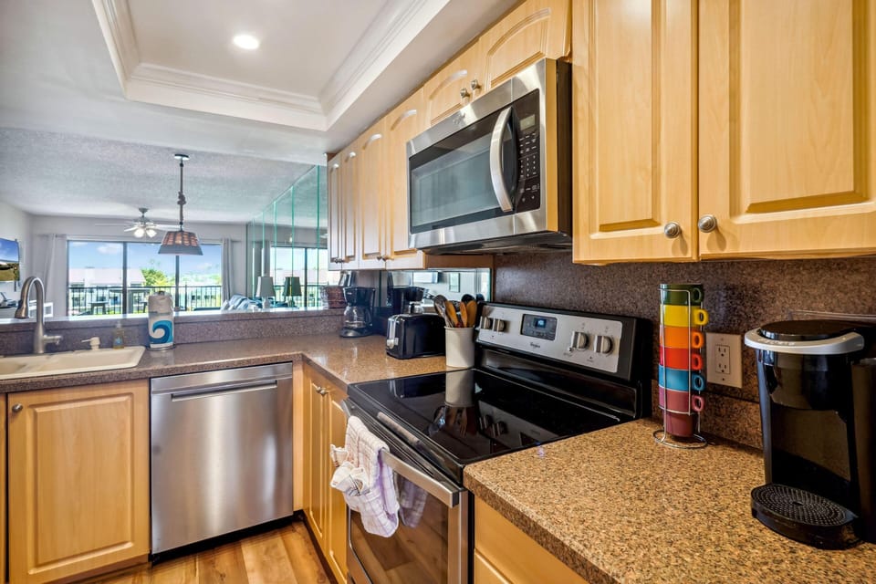Condo, 1 King Bed (Land's End 3-402 Bay Front) | Private kitchen | Oven, toaster
