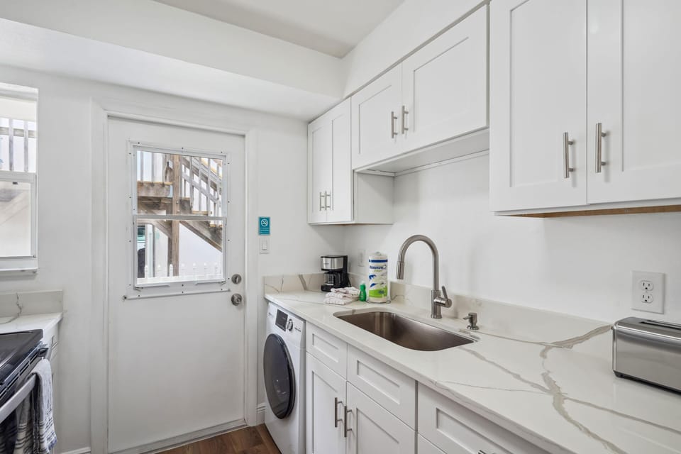 Condo (Beach Livin 2 - 1 Bedroom Downstairs) | Private kitchen | Oven