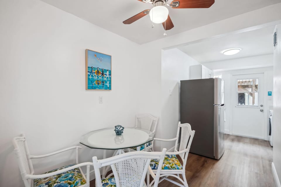 Condo (Beach Livin 2 - 1 Bedroom Downstairs) | Dining