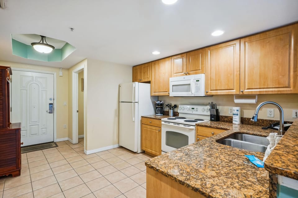 Condo, Multiple Beds (Sunset Vistas 207S) | Private kitchen | Oven, toaster