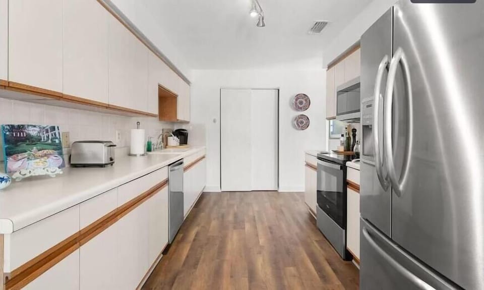 House, 1 Queen Bed (Blue Beach Cottage) | Private kitchen | Oven