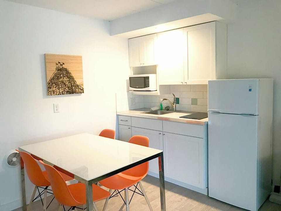Deluxe Suite, Kitchenette ( Pool View Efficiency) | WiFi (free), bed sheets