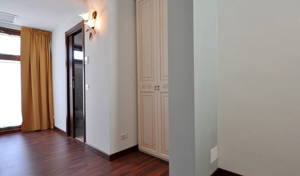 Minibar, desk, soundproofing, free cribs/infant beds