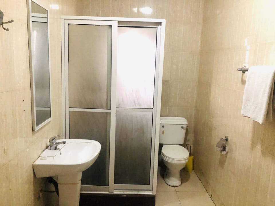 Deluxe Room, 1 Queen Bed | Bathroom sink