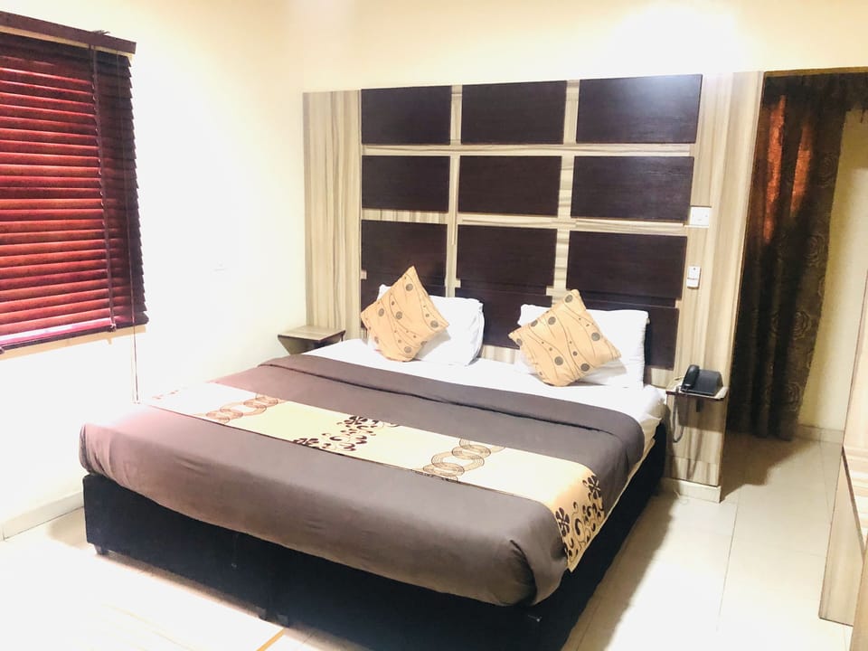 Deluxe Room, 1 Queen Bed | Premium bedding, in-room safe, desk, free WiFi
