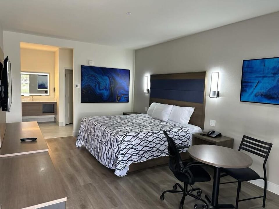 1 bedroom, premium bedding, memory foam beds, desk