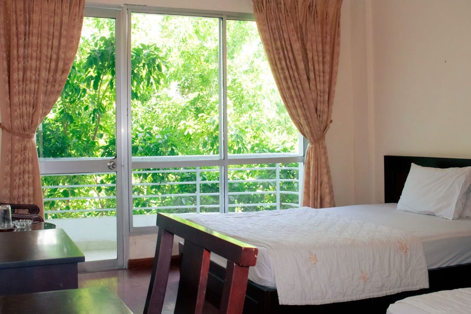Premium bedding, minibar, desk, free WiFi