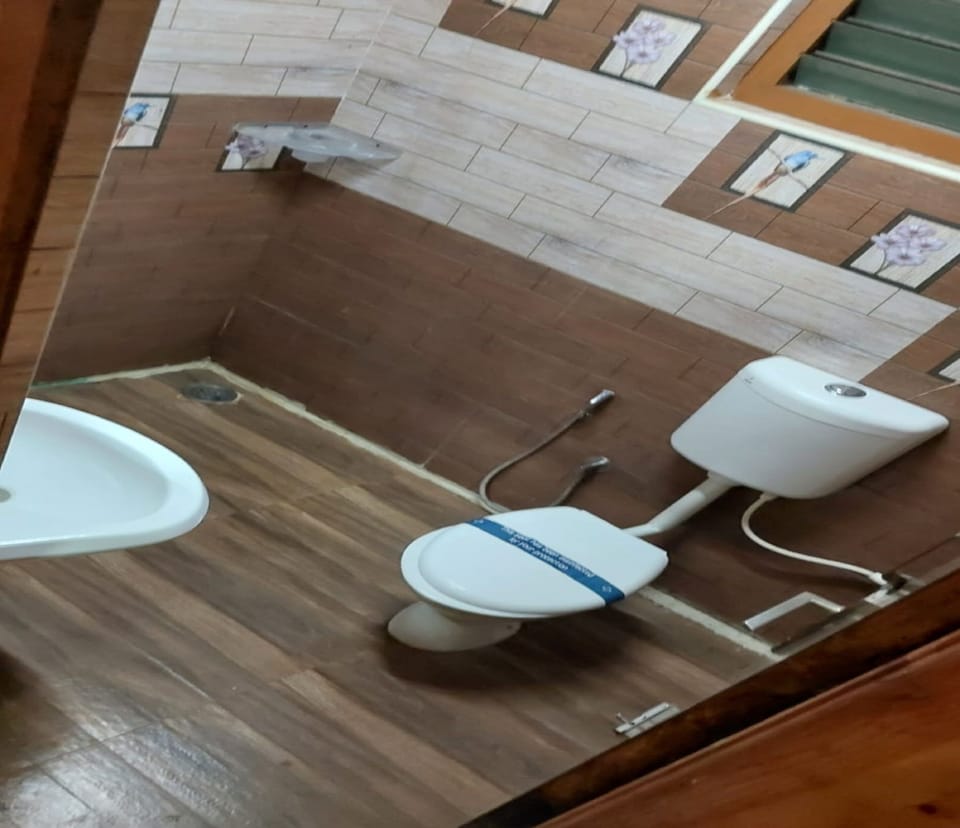 Family Room | Bathroom | Shower, rainfall showerhead, towels