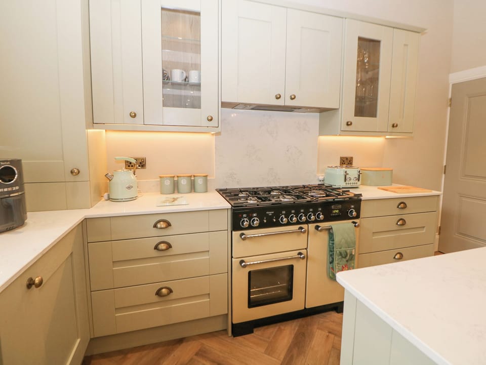 Dishwasher, cookware/dishes/utensils