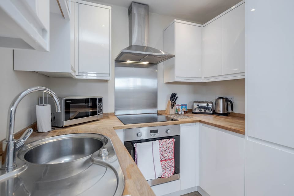 Standard Apartment | Private kitchen | Fridge, microwave, oven, stovetop