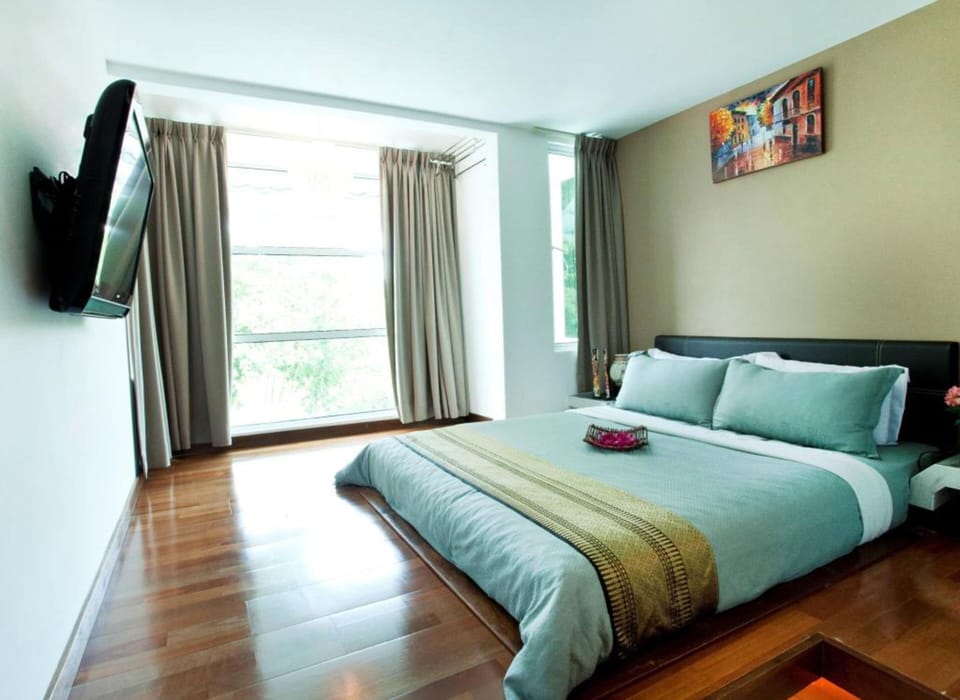 Family Room | Desk, iron/ironing board, free WiFi, bed sheets