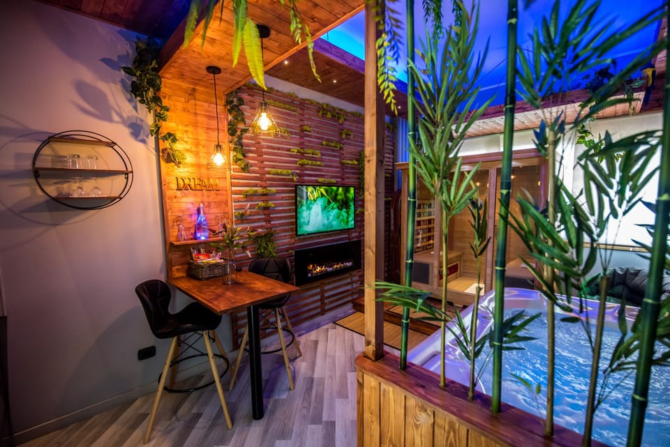 Design Suite | Living area | 55-inch Smart TV with digital channels
