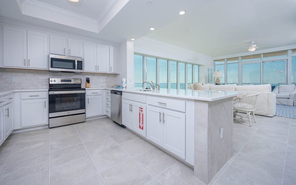 Condo, 4 Bedrooms | Private kitchen | Fridge, oven, coffee/tea maker