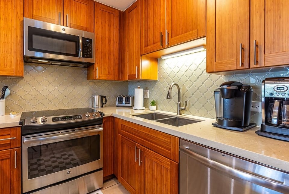 Condo, 1 Bedroom | Private kitchen | Coffee/tea maker, fridge, oven, stovetop