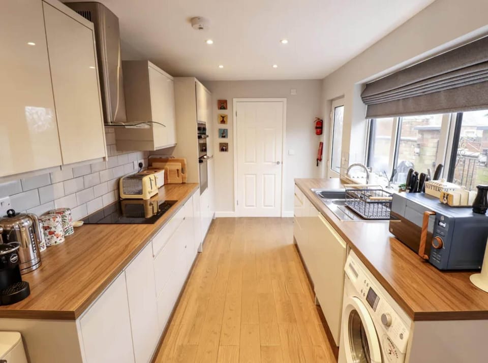 House | Private kitchen | Fridge, microwave, oven, stovetop